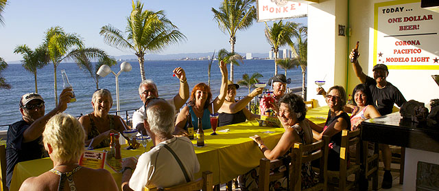 1-2-Groupe au 5 à 7 sur la malecon de Puerto Vallarta-photo rejeanperreault.com.jpg