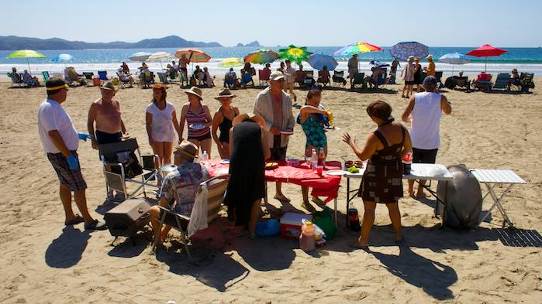 1-2-GROS meeting de groupe sur la plage.jpg